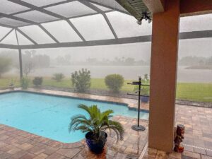 Les avantages à considérer pour un abri de piscine sur mesure