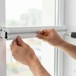 Comment mettre un store sur fenêtre PVC ?